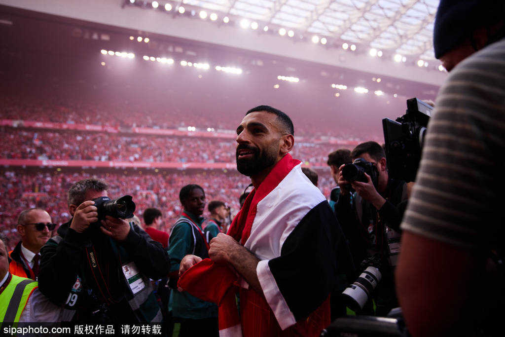 利物浦太子悲情落幕？阿诺德泪洒冠军巡游，球迷怒斥：鳄鱼的眼eiléi！